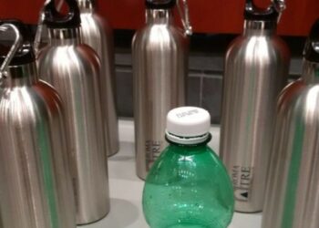 “Plastic Free“ e borracce d’alluminio a tutti gli studenti dell’Istituto Giovanni XXXIII di Melissa, il Sindaco Falbo: presto l’ordinanza