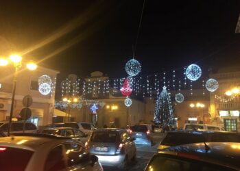 Accese le luminarie e l’albero di Natale in piazza a Cirò Marina
