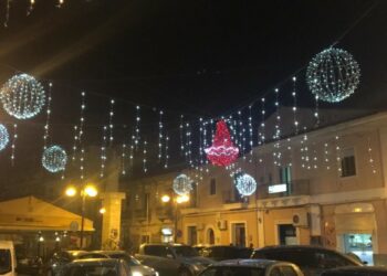 Accese le luminarie e l’albero di Natale in piazza a Cirò Marina
