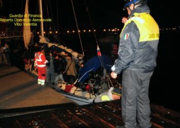 Barca a vela con a bordo 55 migranti intercettata dalla Finanza a 18 miglia marine ad est di Punta Alice, arrestati tre sospetti scafisti