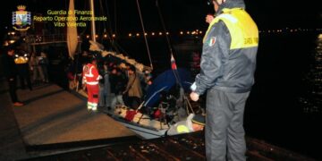 Barca a vela con a bordo 55 migranti intercettata dalla Finanza a 18 miglia marine ad est di Punta Alice, arrestati tre sospetti scafisti