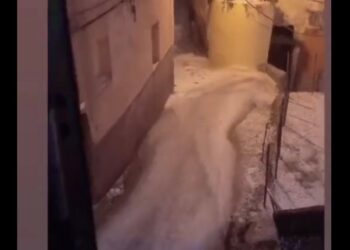 Bomba d’acqua: un fiume per le vie del Borgo antico di Cirò, il Video