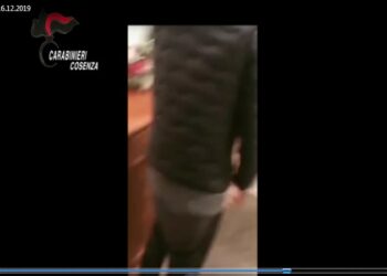 Gruppo di ragazzi torturano un uomo disabile per semplice gioco, tre arresti dei Carabinieri. VIDEO