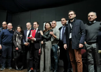 Il maestro Michele Affidato, consegna al Sindaco una scultura raffigurante il Faro di Mormanno