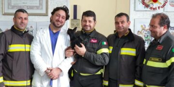 Incendio appartamento a Cirò Marina: i Vigili del Fuoco salvano un cane con massaggio cardiaco, poi affidato alle cure del Veterinario Bruno
