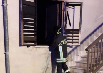 Incendio in un abitazione a di Steccato di Cutro, intervento immediato dei Vigili del Fuoco