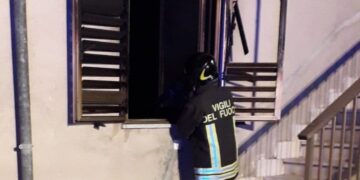 Incendio in un abitazione a di Steccato di Cutro, intervento immediato dei Vigili del Fuoco