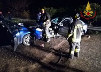 Incidente stradale a Rocca di Neto: 4 feriti incastrati nelle lamiere, liberati dai Vigili del Fuoco