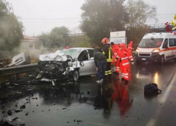 Incidente stradale sulla statale 107: scontro frontale fra due auto, 5 feriti una passeggera estratta dalle lamiere dai Vigili del Fuoco