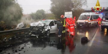 Incidente stradale sulla statale 107: scontro frontale fra due auto, 5 feriti una passeggera estratta dalle lamiere dai Vigili del Fuoco