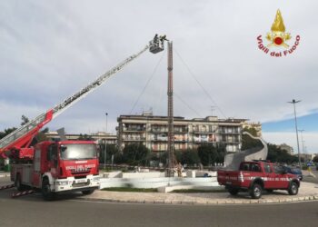 Le società FC Crotone, As Kroton e i Vigili del fuoco omaggiano la città con un albero di Natale