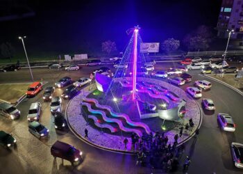 Luci e solidarietà: Fc Crotone, As Kroton e Vigili del fuoco con l’albero si accende il Natale