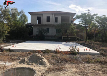 Scoperta platea abusiva a Steccato di Cutro