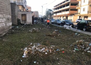 Cirò Marina: Bonificata un’area nelle immediate vicinanze della caserma della Guardia di Finanza