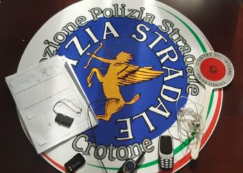 Esami delle patenti. Blitz della Polizia Stradale alla Motorizzazione di Crotone. Denunciate tre persone