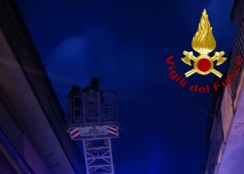 Giornata di duro lavoro per i vigili del fuoco di Crotone per il forte vento