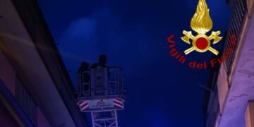 Giornata di duro lavoro per i vigili del fuoco di Crotone per il forte vento