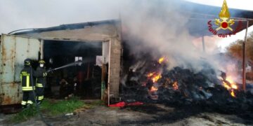 In fiamme un fienile a Corazzo di Scandale, distrutte oltre 1500 rotoballe di fieno
