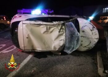 Incidente stradale sulla SS106 nei pressi dei Fratelli Bandiera: perde il controllo dell’auto e si ribalta, un ferito