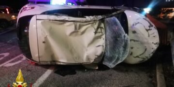 Incidente stradale sulla SS106 nei pressi dei Fratelli Bandiera: perde il controllo dell’auto e si ribalta, un ferito