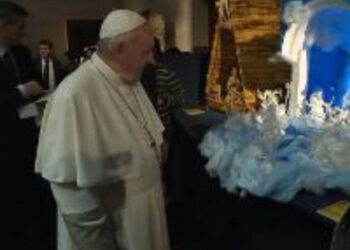 Teresa Astorino di Cirò premiata con il suo presepe in Vaticano, tra i trecento presepi provenienti da tutto il mondo