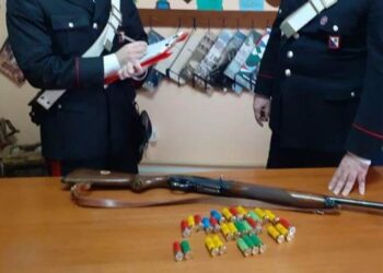 Va a caccia col fucile dell’amico, arrestati due uomini dai Carabinieri