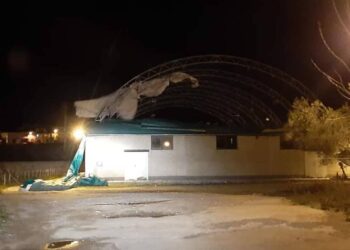 Il vento forte nella notte scoperchia tetto del palazzetto dello sport a Strongoli. VIDEO