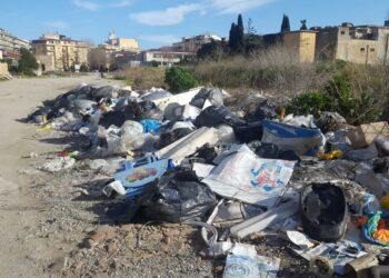 Continua l’abbandono di rifiuti in pieno centro a Crotone