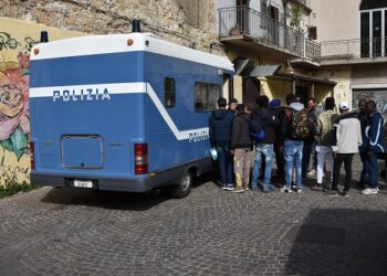 Crotone: la Polizia di Stato dona abbigliamento all’Associazione “Il Cireneo” gestore della mensa dei poveri “Padre Pio”