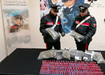 Crotone: occupa abusivamente i bagni dell’ex liceo Gravina e ci nasconde armi e droga, arrestato