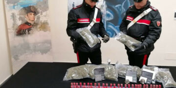 Crotone: occupa abusivamente i bagni dell’ex liceo Gravina e ci nasconde armi e droga, arrestato