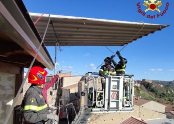 Il forte vento scoperchia tetto casa a San Mauro Marchesato, intervento dei Vigili del Fuoco per la messa in sicurezza