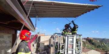 Il forte vento scoperchia tetto casa a San Mauro Marchesato, intervento dei Vigili del Fuoco per la messa in sicurezza