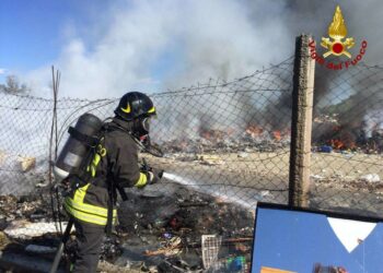 In fiamme l’isola ecologica del comune di Cutro, immediato intervento dei Vigili del Fuoco di Crotone