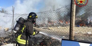 In fiamme l’isola ecologica del comune di Cutro, immediato intervento dei Vigili del Fuoco di Crotone