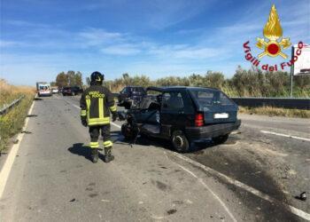 Incidente stradale sulla SS106 a Gabella Grande nel crotonese, 3 feriti una estratta dalle lamiere dai Vigili del Fuoco