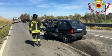 Incidente stradale sulla SS106 a Gabella Grande nel crotonese, 3 feriti una estratta dalle lamiere dai Vigili del Fuoco