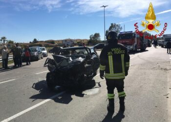 Incidente stradale sulla SS106 a Gabella Grande nel crotonese, 3 feriti una estratta dalle lamiere dai Vigili del Fuoco