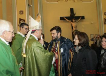 La Confraternita della BV Maria di Capocolonna alla prima messa di Mons Panzetta all’Immacolata