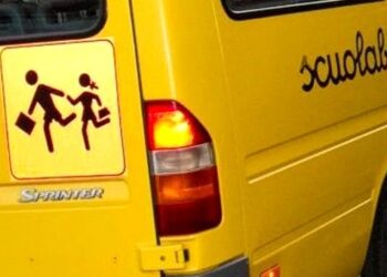 Tragedia sfiorata: Scuolabus fuori strada con studenti a bordo, ferito l’autista