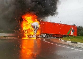 Tir in fiamme sulla SS106, salvo il conducente