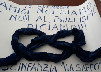 “Un nodo blu contro il bullismo”: l’iniziativa degli alunni dell’Istituto Alcmeone