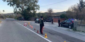 Sorpassi azzardati, uso del cellulare e velocità eccessiva. Continuano i posti di blocco dei Carabinieri sulla 106