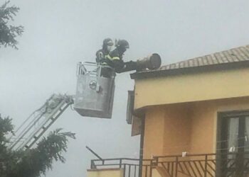 Cirò Marina: Canna fumaria spezzata dal vento, intervengono i Vigili del Fuoco