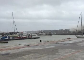 Cirò Marina: causa forti mareggiate, le imbarcazioni sono state tirate a secco grazie ai soci della Lega Navale