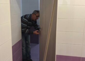 Completati i lavori di fornitura e posa in opera di 18 nuove porte per i wc della scuola Don Bosco di Cirò Marina