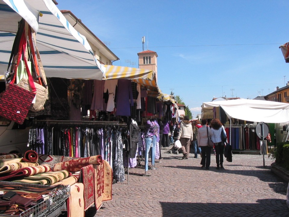 Sospesi mercati quindicinali e commercio ambulante