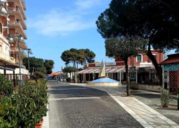 Coronavirus, Crotone: sopralluogo del Commissario Straordinario in città. Invito alla collaborazione: rientrate a casa