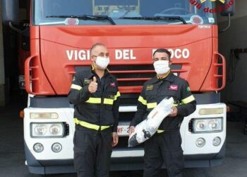 Coronavirus: la Caritas consegna 300 mascherine ai vigili del fuoco di Crotone