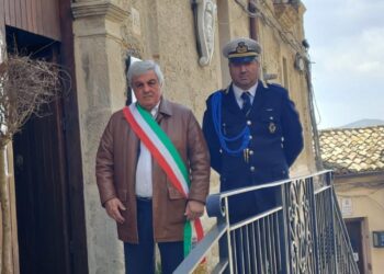 Crucoli, minuto di silenzio per le vittime del Covid-19